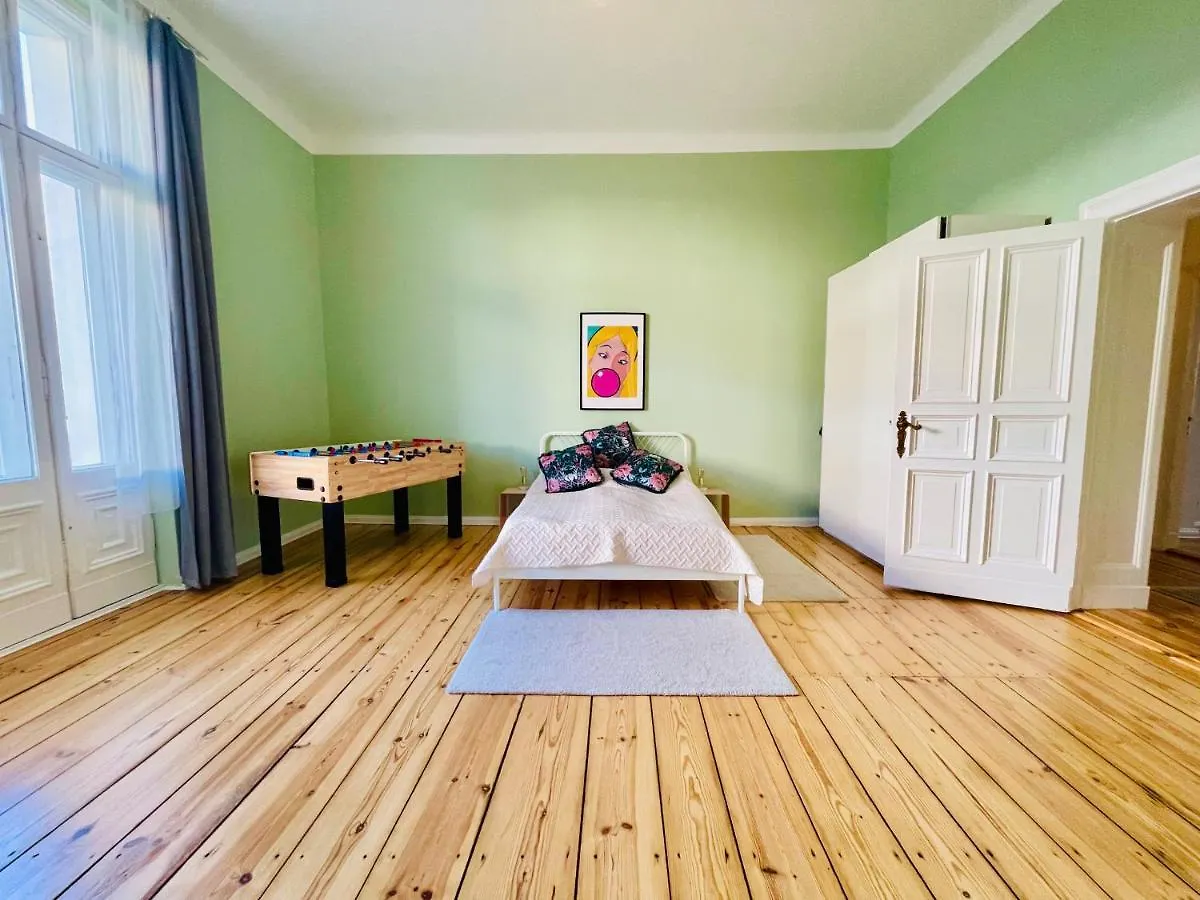 Stylish Design Apartment Very Close To Kurfurstendamm At Savignyplatz Berlino Germania