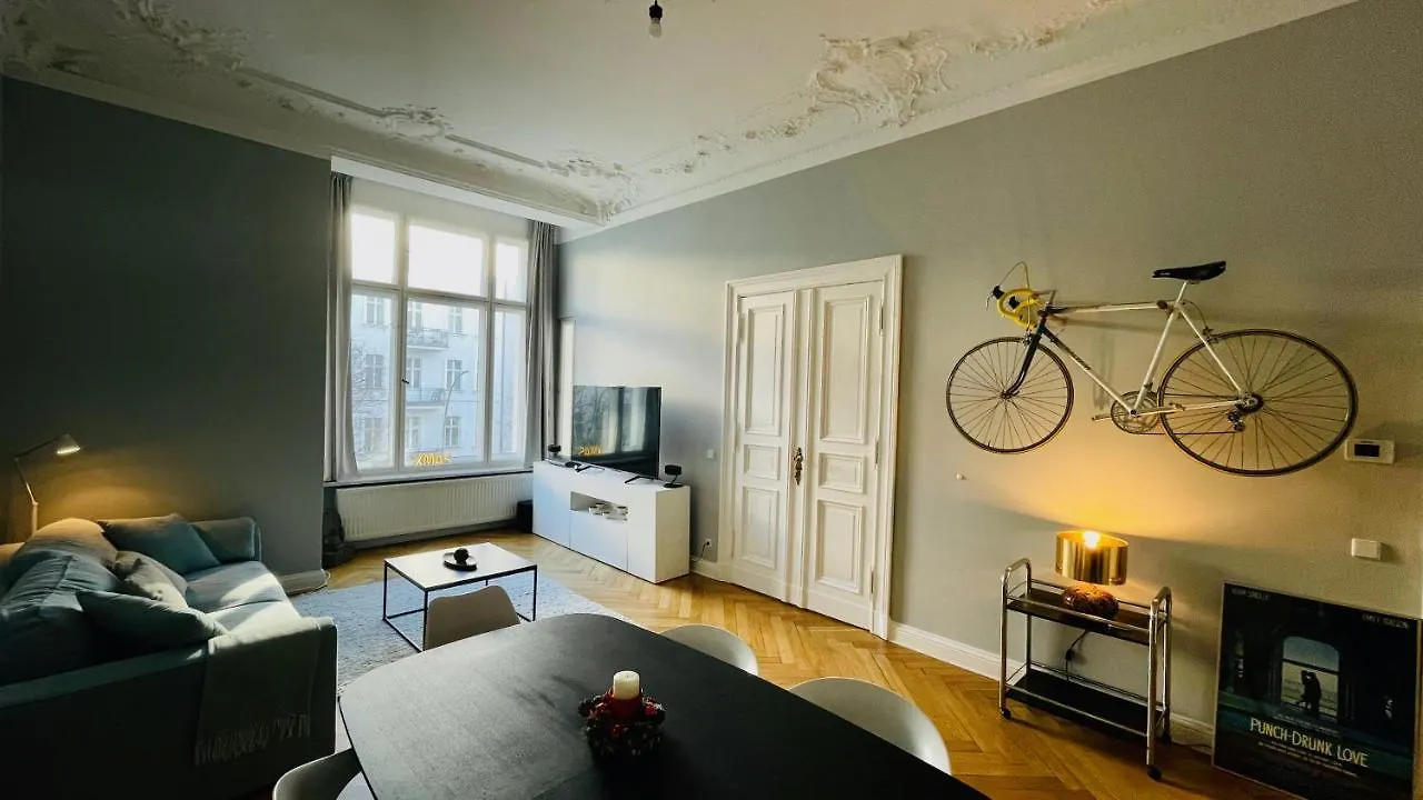 Stylish Design Apartment Very Close To Kurfurstendamm At Savignyplatz Berlino Germania