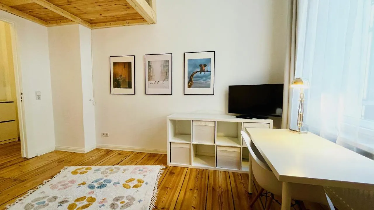 Stylish Design Apartment Very Close To Kurfurstendamm At Savignyplatz Berlino