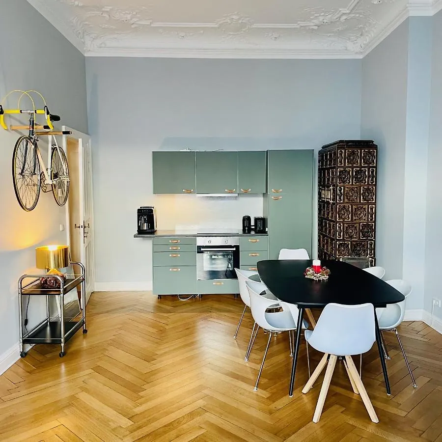 Stylish Design Apartment Very Close To Kurfurstendamm At Savignyplatz Berlino